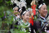 苗族欢庆传统“吃新节” 身着传统服装跳芦笙舞