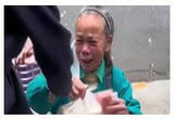 摆摊老人收到百元假钞无奈大哭，好心大姐自掏腰包并销毁假钞