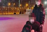 平凉一老人坐轮椅乘火车无人照料 火车站售票员及时伸援手